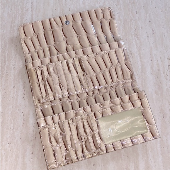 GUESS Hand Wallet - Picture 2 of 3